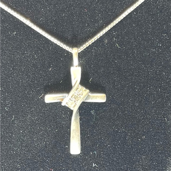 Unusual Sterling Crucifix with Sterling Box Chain - Picture 7 of 8